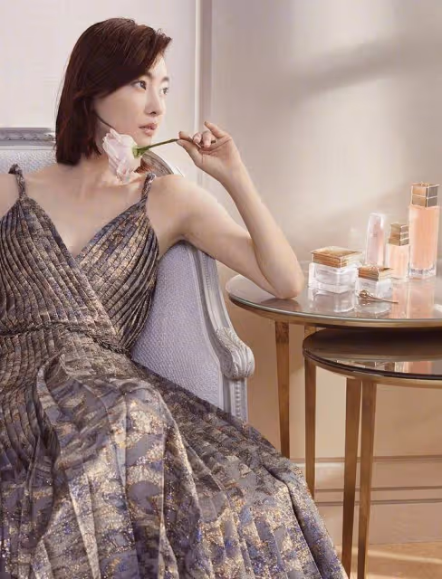 王麗坤太有女神范，穿紅色絲綢弔帶裙氣質高雅，曼妙身材很迷人