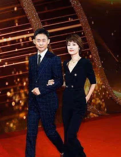 姐姐穿連體褲秀曼妙曲線，西裝剪裁幹練利落，氣質不輸當年