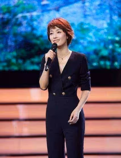 姐姐穿連體褲秀曼妙曲線，西裝剪裁幹練利落，氣質不輸當年