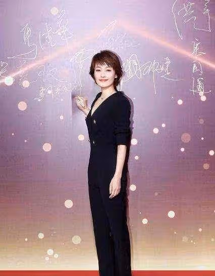 姐姐穿連體褲秀曼妙曲線，西裝剪裁幹練利落，氣質不輸當年