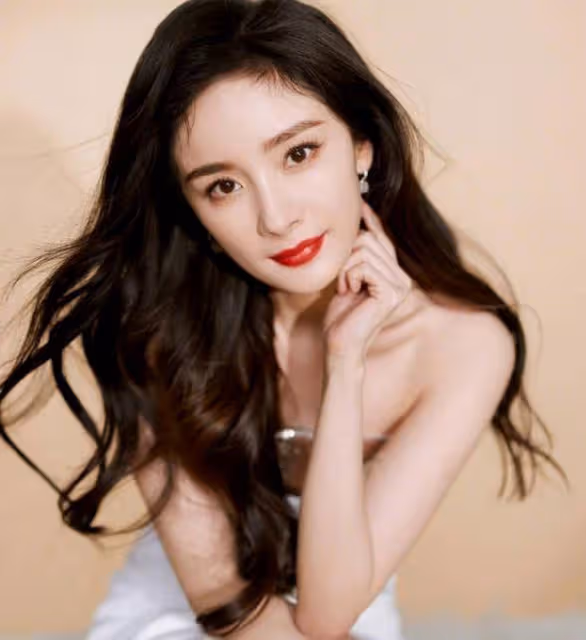 楊冪芭莎紅毯風光無限,身姿曼妙曲線完美,引起網友熱議