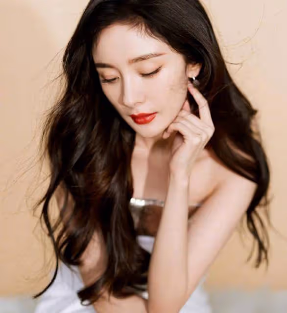 楊冪芭莎紅毯風光無限,身姿曼妙曲線完美,引起網友熱議
