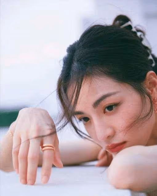 又被鍾楚曦美到了!置身頂樓拍大片好漂亮,穿弔帶裙盡顯曼妙身姿