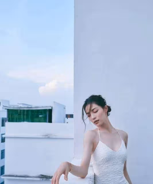 又被鍾楚曦美到了!置身頂樓拍大片好漂亮,穿弔帶裙盡顯曼妙身姿