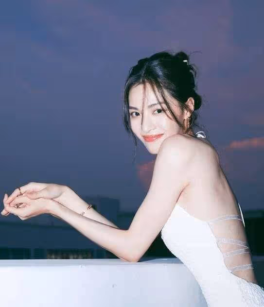 又被鍾楚曦美到了!置身頂樓拍大片好漂亮,穿弔帶裙盡顯曼妙身姿