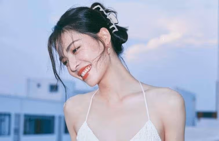 又被鍾楚曦美到了!置身頂樓拍大片好漂亮,穿弔帶裙盡顯曼妙身姿