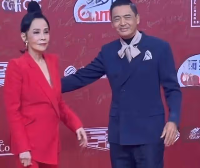 周潤發緊摟髮妻走紅毯，64歲陳薈蓮造型引熱議，楊紫瓊為其讓c位