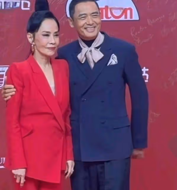 周潤發緊摟髮妻走紅毯，64歲陳薈蓮造型引熱議，楊紫瓊為其讓c位