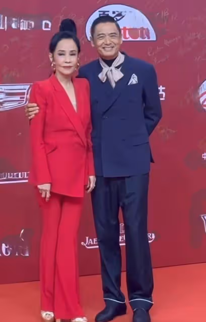 周潤發緊摟髮妻走紅毯，64歲陳薈蓮造型引熱議，楊紫瓊為其讓c位