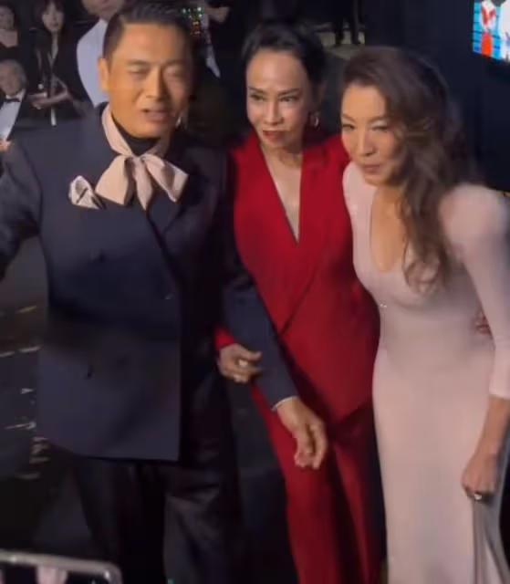 周潤發緊摟髮妻走紅毯，64歲陳薈蓮造型引熱議，楊紫瓊為其讓c位
