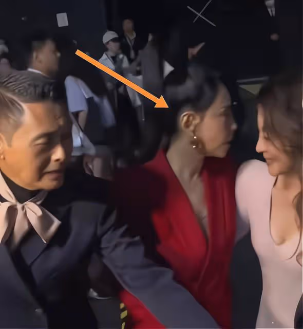 周潤發緊摟髮妻走紅毯，64歲陳薈蓮造型引熱議，楊紫瓊為其讓c位