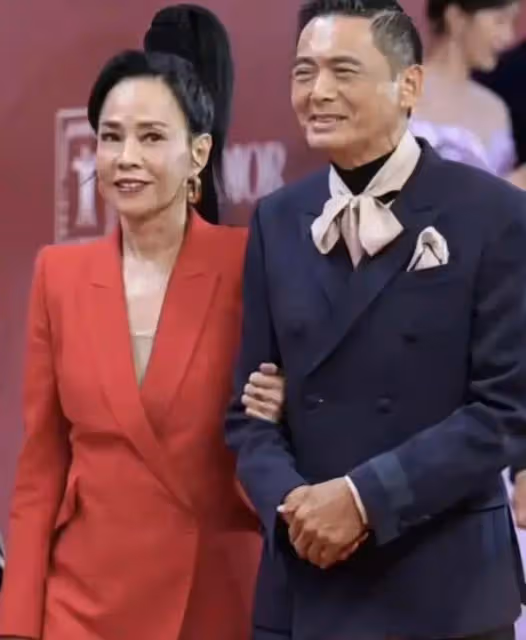 周潤發緊摟髮妻走紅毯，64歲陳薈蓮造型引熱議，楊紫瓊為其讓c位