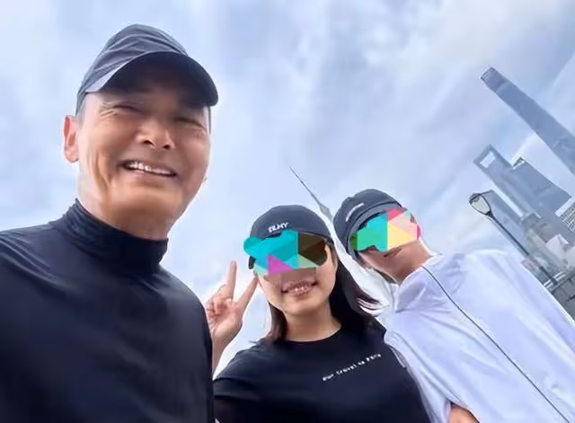 周潤發緊摟髮妻走紅毯，64歲陳薈蓮造型引熱議，楊紫瓊為其讓c位