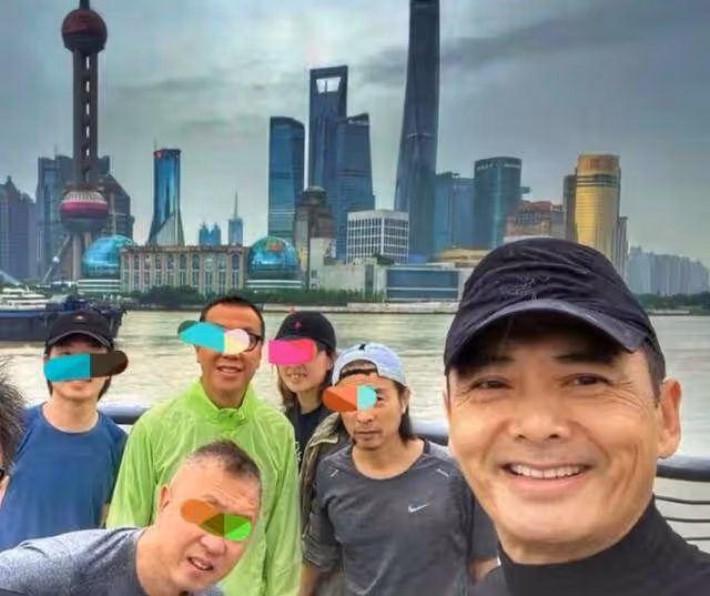 周潤發緊摟髮妻走紅毯，64歲陳薈蓮造型引熱議，楊紫瓊為其讓c位