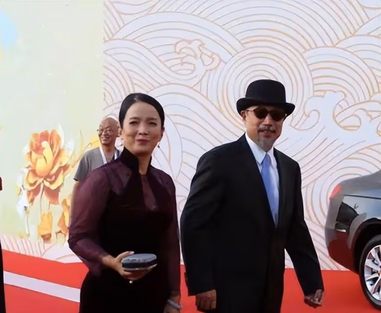 呂麗萍夫婦引領老年時尚,她穿旗袍太優雅,孫海英西裝紳士又帥氣