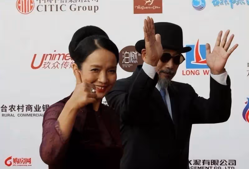 呂麗萍夫婦引領老年時尚,她穿旗袍太優雅,孫海英西裝紳士又帥氣