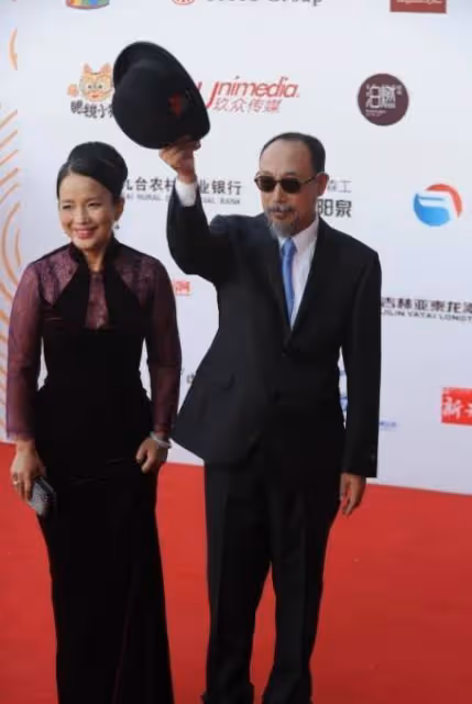 呂麗萍夫婦引領老年時尚,她穿旗袍太優雅,孫海英西裝紳士又帥氣