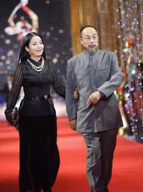 呂麗萍夫婦引領老年時尚,她穿旗袍太優雅,孫海英西裝紳士又帥氣