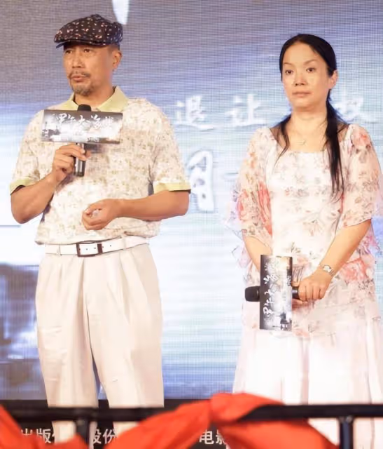 呂麗萍夫婦引領老年時尚,她穿旗袍太優雅,孫海英西裝紳士又帥氣