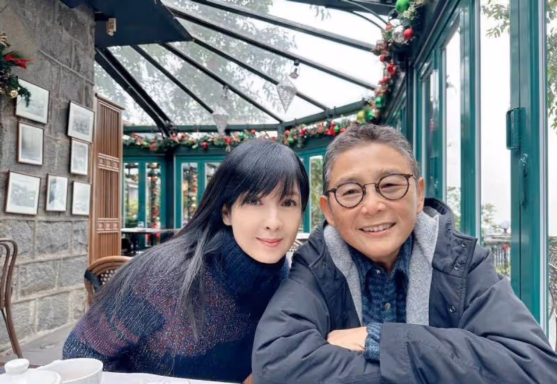 周慧敏「凍齡身材」太牛了!兔年穿30年前舊旗袍,「馬蜂腰」搶鏡