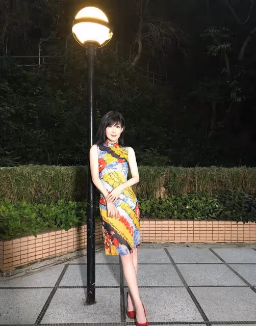 周慧敏「凍齡身材」太牛了!兔年穿30年前舊旗袍,「馬蜂腰」搶鏡