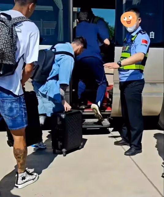 梅西突發意外！被曝帶錯護照滯留在機場，神情看著像犯錯的小孩子