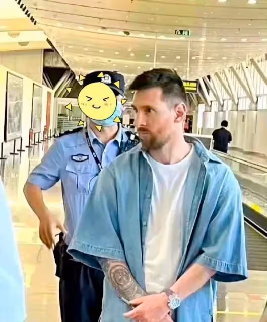 梅西突發意外！被曝帶錯護照滯留在機場，神情看著像犯錯的小孩子