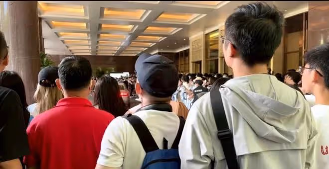 梅西突發意外！被曝帶錯護照滯留在機場，神情看著像犯錯的小孩子