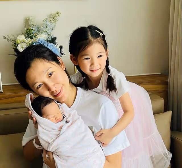 恭喜！香港知名女星宣布二胎產子，富豪丈夫抱著兒子像抱著孫子