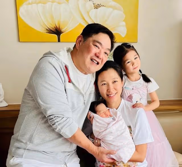 恭喜！香港知名女星宣布二胎產子，富豪丈夫抱著兒子像抱著孫子