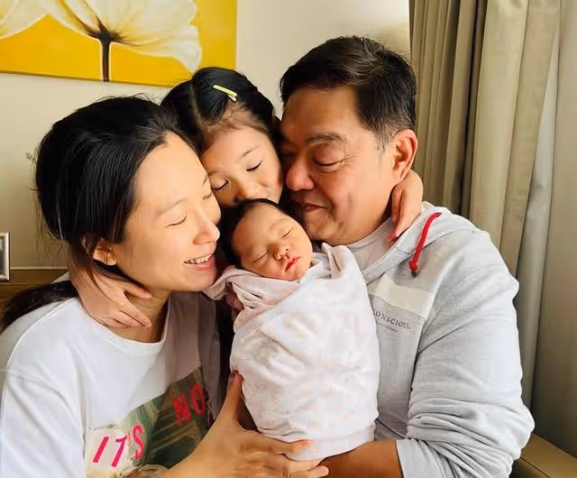 恭喜！香港知名女星宣布二胎產子，富豪丈夫抱著兒子像抱著孫子