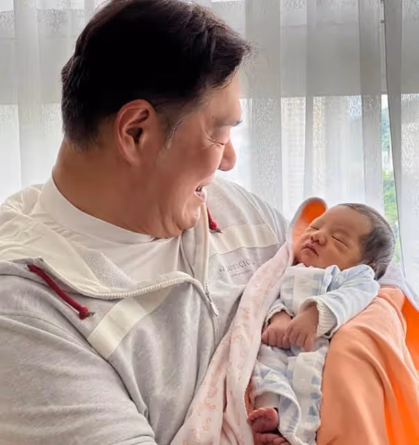 恭喜！香港知名女星宣布二胎產子，富豪丈夫抱著兒子像抱著孫子