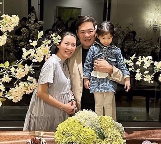 恭喜！香港知名女星宣布二胎產子，富豪丈夫抱著兒子像抱著孫子