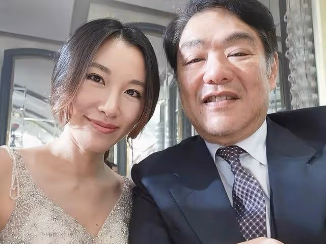 恭喜!香港知名女星宣布二胎產子,富豪丈夫抱著兒子像抱著孫子