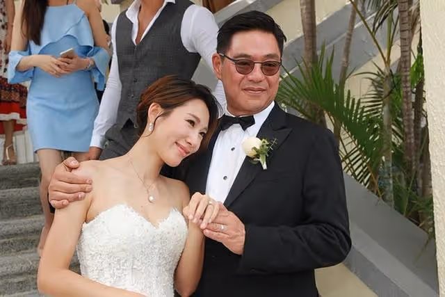 恭喜!香港知名女星宣布二胎產子,富豪丈夫抱著兒子像抱著孫子