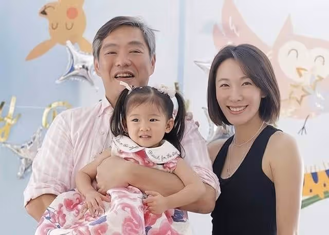 恭喜!香港知名女星宣布二胎產子,富豪丈夫抱著兒子像抱著孫子