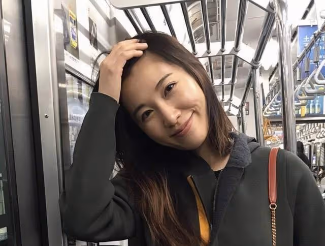 恭喜!香港知名女星宣布二胎產子,富豪丈夫抱著兒子像抱著孫子
