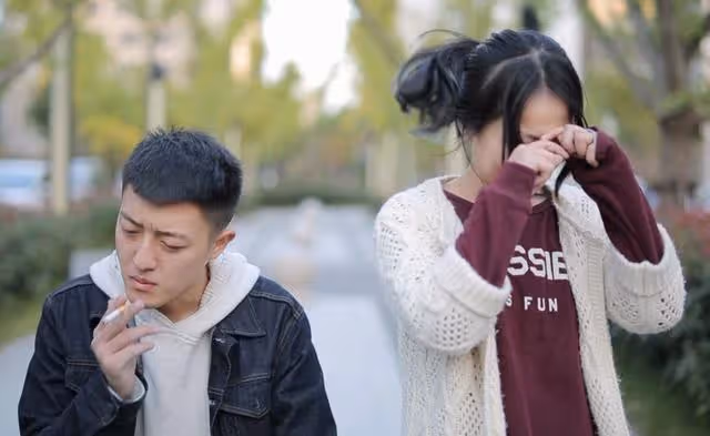 扔下發燒的妻子,去機場接前女友,回家滿屋娘家人等他離婚!