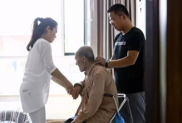 老公在外面從來不承認我是他老婆,我懷孕的時候他卻要我給癱瘓的公公洗澡,當看到公公那一剎那,我決定做一件事