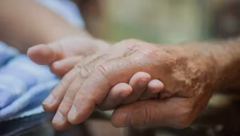 老公在外面從來不承認我是他老婆,我懷孕的時候他卻要我給癱瘓的公公洗澡,當看到公公那一剎那,我決定做一件事