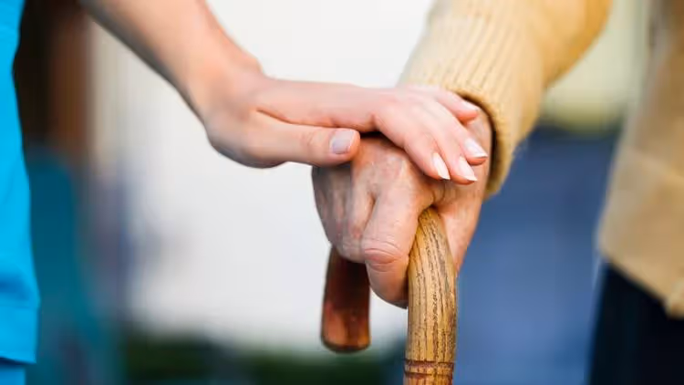 老公在外面從來不承認我是他老婆,我懷孕的時候他卻要我給癱瘓的公公洗澡,當看到公公那一剎那,我決定做一件事