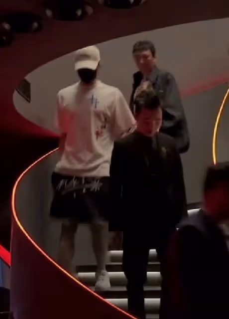 王思聰買超一起去夜店尋歡,懶理美女搭訕,曝其借錢給買超離婚