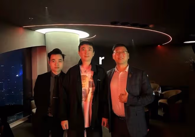 王思聰買超一起去夜店尋歡,懶理美女搭訕,曝其借錢給買超離婚