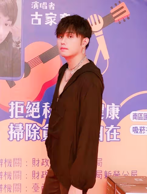 31歲男歌手車禍去世！現場慘烈車輛嚴重變形，同行女性也遺憾身亡