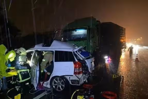 31歲男歌手車禍去世!現場慘烈車輛嚴重變形,同行女性也遺憾身亡