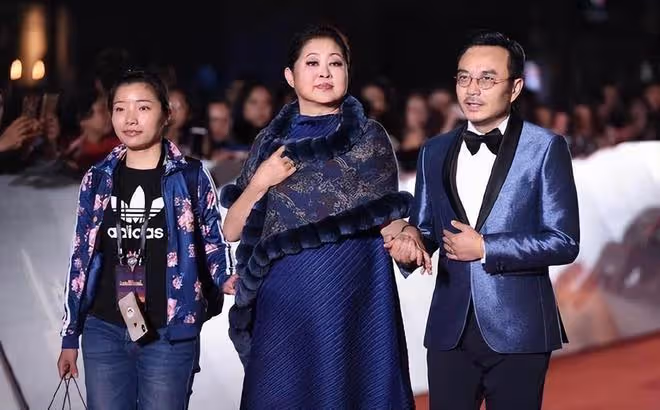 倪萍將演劉姥姥被指瘦脫相!下巴尖鼻孔外翻大變樣,說話疑大舌頭
