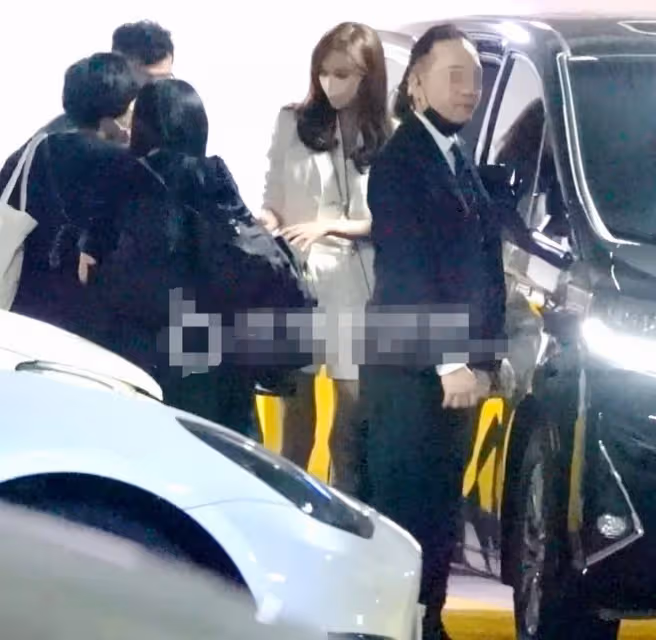 林志玲攜一家四口罕現身!瘦得驚人腿上淤青矚目,1歲兒子首露面