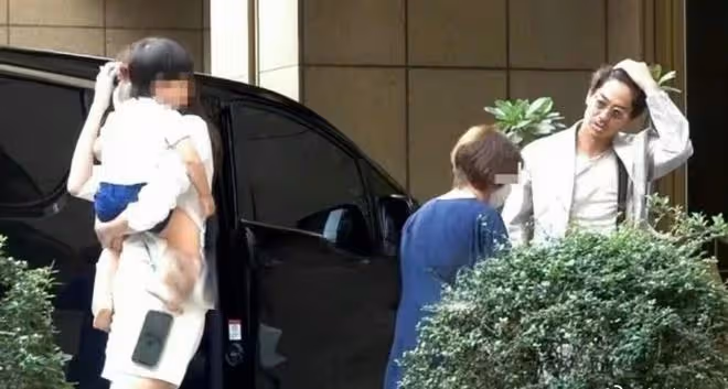 林志玲攜一家四口罕現身!瘦得驚人腿上淤青矚目,1歲兒子首露面