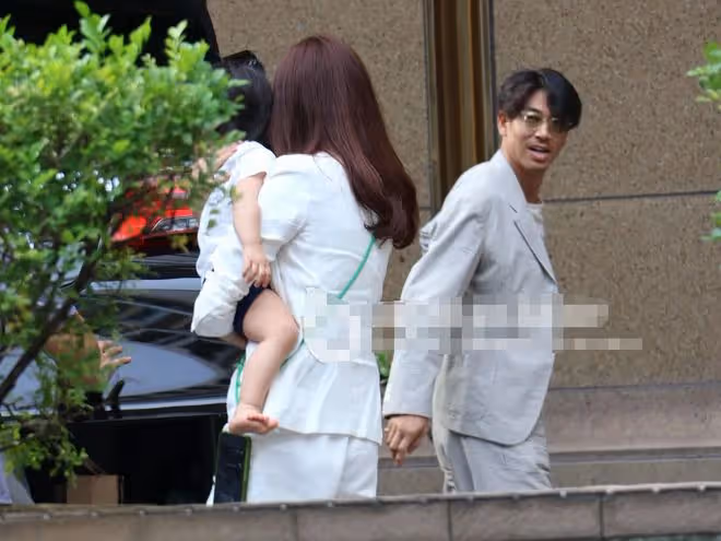 林志玲攜一家四口罕現身!瘦得驚人腿上淤青矚目,1歲兒子首露面