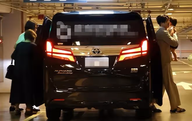 林志玲攜一家四口罕現身!瘦得驚人腿上淤青矚目,1歲兒子首露面